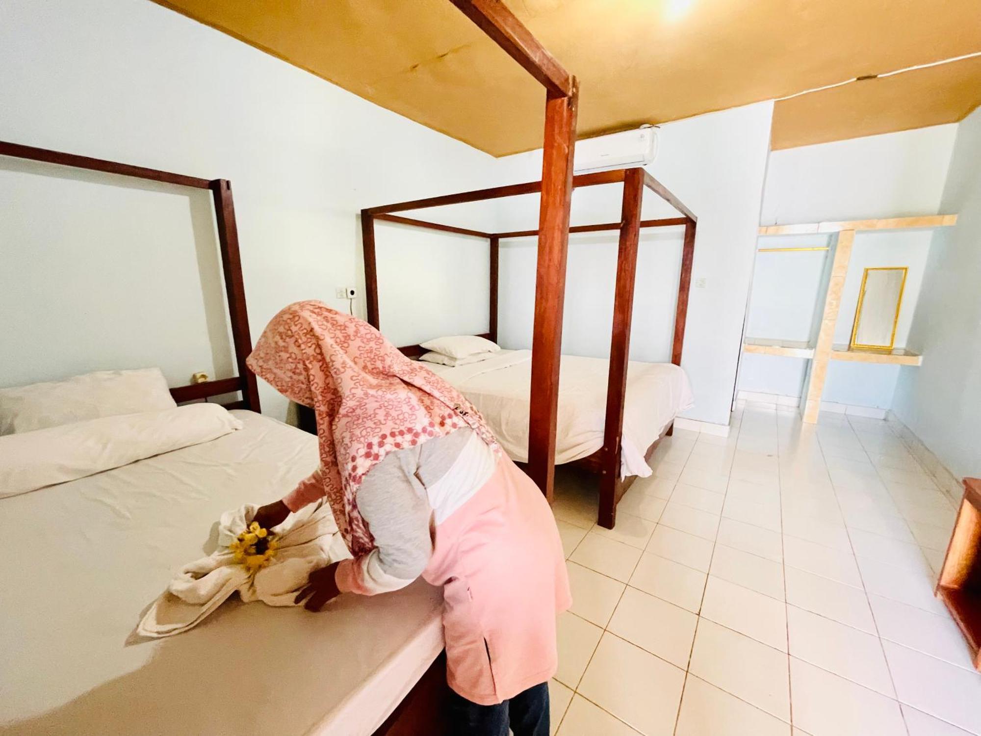 Kurnia Family Homestay & Restaurant! Huu Exterior photo